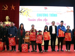 Đoàn thanh niên phường Phú Lương trao tặng 32 suất quà Tết cho thiếu nhi có hoàn cảnh khó khăn nhân dịp Tết Nguyên đán 2026