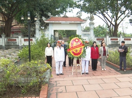 Đồng chí Chủ tịch UBMTTQ Việt Nam xã Phú Xuyên viếng nghĩa trang liệt sỹ nhân dịp tết nguyên đán Bính Ngọ 2026