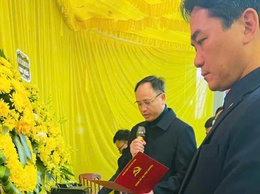 Các đồng chí lãnh đạo Đảng ủy dự Lễ truy điệu Đảng viên 75 năm tuổi Đảng tại thôn Sơn Thanh