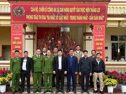 Giáo xứ Đàn Giản thăm, chúc Tết và động viên Công an xã Tam Hưng