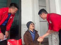 Ủy ban MTTQ Việt Nam xã và Hội Chữ thập đỏ xã trao quà tết cho hộ có hoàn cảnh khó khăn, cựu thanh niên xung phong và người nhiễm chất độc da cam dioxin