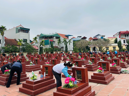 Tổng vệ sinh môi trường khu vực Đài tượng niệm các anh hùng liệt sỹ, Nghĩa trang Liệt sỹ và Đài tưởng niệm chín dũng sỹ, liệt sỹ bảo vệ Đập Phùng.