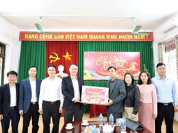 Lãnh đạo xã Mê Linh thăm, tặng quà các đơn vị trực Tết Nguyên đán
