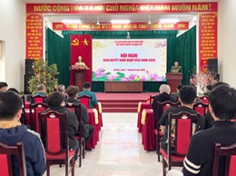 Hội đồng nghĩa vụ Quân sự xã Hoài Đức trao quyết định gọi công dân nhập ngũ năm 2026