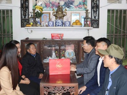 Các đồng chí lãnh đạo Đảng ủy, HĐND, UBND, Ủy ban MTTQ xã đi thăm, tặng quà các gia đình chính có hoàn cảnh khó khăn