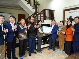 Đồng chí chủ tịch UBND xã Thường Tín thăm, chúc Tết thân nhân liệt sỹ, người có công với nước.