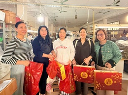 Công đoàn phường Kiến Hưng trao tặng quà cho đoàn viên, người lao động