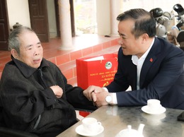 Các Đồng chí xã Suối Hai thăm, tặng quà gia đình chính sách và NCT trên 100 tuổi dịp Tết Bính Ngọ 2026