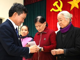 Công ty Cổ phần Ao Vua trao tặng 50 suất quà Tết cho hộ khó khăn tại thôn Việt Long, xã Suối Hai