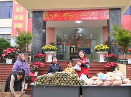 Hội Chữ thập đỏ xã Suối Hai trao quà Tết cho các hộ cận nghèo, hộ có hoàn cảnh đặc biệt khó khăn