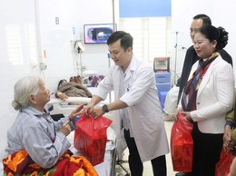 Hơn 200 suất quà 