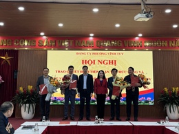 ĐẢNG ỦY PHƯỜNG VĨNH TUY TỔ CHỨC HỘI NGHỊ TRAO QUYẾT ĐỊNH QUYẾT ĐỊNH TIẾP NHẬN TỔ CHỨC ĐẢNG VÀ ĐẢNG VIÊN