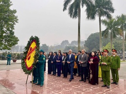 Lãnh đạo phường Nghĩa Đô viếng Nghĩa trang Liệt sĩ nhân dịp Tết Nguyên đán Bính Ngọ 2026.