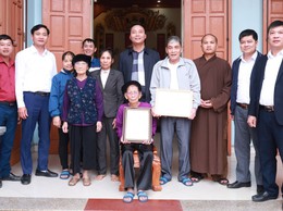 Lãnh đạo xã Minh Châu thăm, chúc Tết người cao tuổi tròn 100 tuổi và người có công nhân dịp Xuân Bính Ngọ 2026.