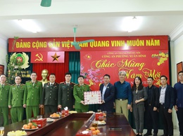 Lãnh đạo phường Xuân Đỉnh thăm và chúc Tết Công an và Y tế phường