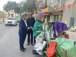 Chủ tịch UBND phường Khương Đình thăm, động viên lực lượng bảo đảm vệ sinh môi trường dịp tết