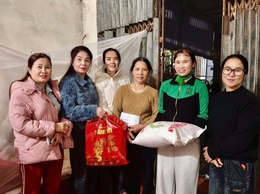 Xã Hồng Vân nhiều hoạt động chăm lo, hỗ trợ, tặng quà Tết cho các hộ cận nghèo, hộ có hoàn cảnh khó khăn để mọi người, mọi nhà đều có Tết