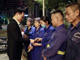 Lãnh đạo phường Dương Nội thăm, động viên lực lượng đảm bảo vệ sinh môi trường đêm giao thừa