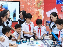 Học sinh hào hứng lắp ráp robot ứng dụng AI