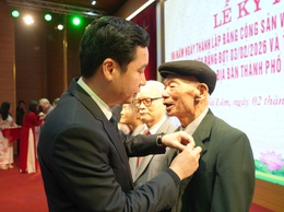 Đảng ủy xã Gia Lâm tổ chức lễ kỷ niệm 96 năm Ngày thành lập Đảng Cộng sản Việt Nam và trao Huy hiệu Đảng đợt 3/2