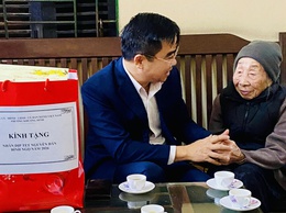 Khương Đình: Thăm hỏi, tặng quà các gia đình người có công với cách mạng và người cao tuổi tròn 100