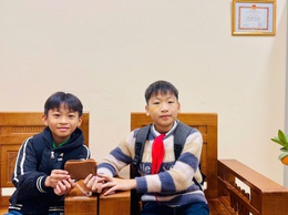 Hai học sinh lớp 5E trường TH Tam Hưng nhặt được của rơi, chủ động tìm người đánh mất – Tấm gương đẹp về lòng trung thực