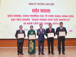 Biểu dương những “đầu tàu” bền bỉ của phường Long Biên
