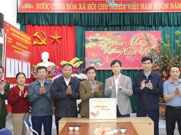 Chủ tịch UBND xã Thuận An thăm, chúc Tết, tặng quà các thôn trên địa bàn