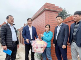 PHƯỜNG VĨNH HƯNG THĂM, TẶNG QUÀ CÁC GIA ĐÌNH DI DỜI MỘ PHỤC VỤ DỰ ÁN TUYẾN ĐƯỜNG VÀO TRƯỜNG TIỂU HỌC LĨNH NAM