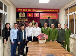 Lãnh đạo phường Vĩnh Hưng thăm, chúc Tết các đơn vị trực Tết Nguyên đán Bính Ngọ