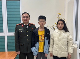 Công an xã Hồng Vân giúp đỡ cháu bé đi lạc trở về với gia đình 