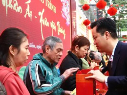 Ấm áp “Tết nhân ái - Xuân yêu thương” tại phường Hoàn Kiếm