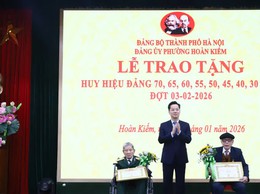 132 đảng viên phường Hoàn Kiếm vinh dự nhận Huy hiệu Đảng đợt 3/2