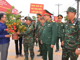 Nhân dân xã Minh Châu lưu luyến tiễn cán bộ, chiến sĩ Bộ Tư lệnh Thủ đô Hà Nội.