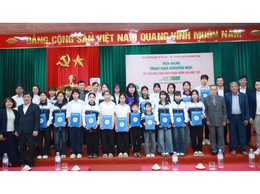 Xã Minh Châu trao quà Khuyến học cho học sinh vượt khó, tiếp sức đến trường trước thềm năm mới