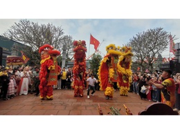 Rộn ràng lễ hội truyền thống đầu Xuân trên quê hương Ứng Thiên