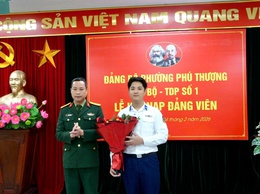 Phường Phú Thượng tổ chức lễ kết nạp Đảng viên mới cho đồng chí Trần Duy Anh trước ngày lên đường nhập ngũ