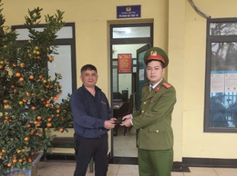 CÔNG AN XÃ VĨNH THANH TRAO TRẢ TÀI SẢN ĐÁNH RƠI – LAN TỎA NÉT ĐẸP TRUNG THỰC TRONG CỘNG ĐỒNG