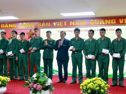Phường Dương Nội gặp mặt, tặng quà quân nhân xuất ngũ và tân binh chuẩn bị lên đường nhập ngũ năm 2026