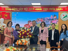 Lãnh đạo xã Thuận An thăm và tặng hoa chúc mừng các đơn vị Y tế nhân kỷ niệm 71 năm Ngày Thầy thuốc Việt Nam