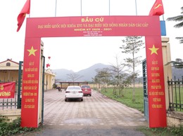 Trung tâm Dịch vụ Tổng hợp xã Yên Xuân triển khai nhiều hoạt động trang trí, tuyên truyền cổ động trực quan, tạo nên diện mạo khang trang, rực rỡ và đầy khí thế chào mừng ngày bầu cử