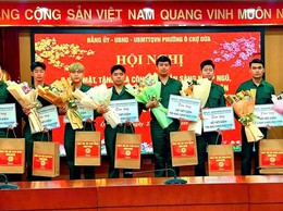 Đảng ủy phường Ô Chợ Dừa kết nạp quần chúng ưu tú chuẩn bị nhập ngũ vào Đảng