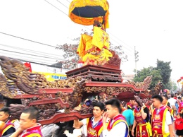 Nét đẹp phong tục “chui kiệu” tại Lễ hội Đền Măng Sơn