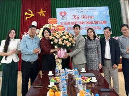 Lãnh đạo xã Mê Linh chúc mừng các đơn vị y tế nhân ngày Thầy thuốc Việt Nam