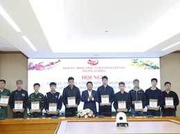 Phường Hà Đông tổ chức dâng hương, báo công và tặng quà quân nhân xuất ngũ, tân binh lên đường nhập ngũ năm 2026