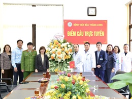 LÃNH ĐẠO XÃ THƯ LÂM THĂM, TẶNG HOA CHÚC MỪNG CÁC CƠ SỞ Y TẾ NHÂN NGÀY THẦY THUỐC VIỆT NAM 27/2