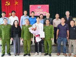 Chi bộ thôn Hoà Hợp tổ chức Lễ kết nạp đảng viên mới cho quần chúng ưu tú chuẩn bị tham gia nghĩa vụ Công an nhân dân năm 2026 