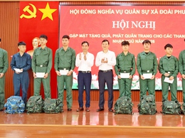 Xã Đoài Phương gặp mặt, tặng quà, phát quân trang và giao nhiệm vụ cho công dân nhập ngũ năm 2026