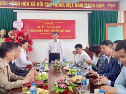 Lãnh đạo xã Hồng Vân thăm, chúc mừng Trạm Y tế xã nhân Ngày Thầy thuốc Việt Nam 27/2