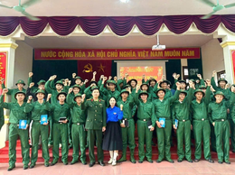 BAN CHQS XÃ HÁT MÔN TỔ CHỨC CẤP PHÁT QUÂN TRANG, PHỐI HỢP TẶNG SỔ TIẾT KIỆM CHO TÂN BINH CÓ HOÀN CẢNH KHÓ KHĂN